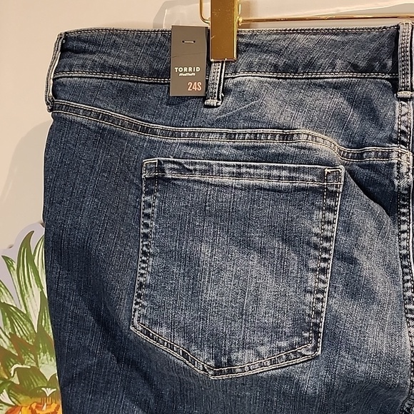 Torrid - 24 Short, Perfect Skinny Ankle Stretch Mid-Rise Jean in "Upstate" Blue  - Picture 6 of 13